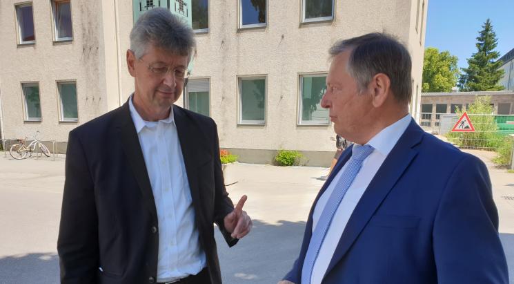 Johann Häusler mit Staatsminister Professor Doktor Michael Piazolo (links im Bild), der am 14. Juni 2021 nach Dillingen kam, um die Josef-Anton-Schneller-Mittelschule sowie den Bonaventura-Schulkomplex zu besuchen.