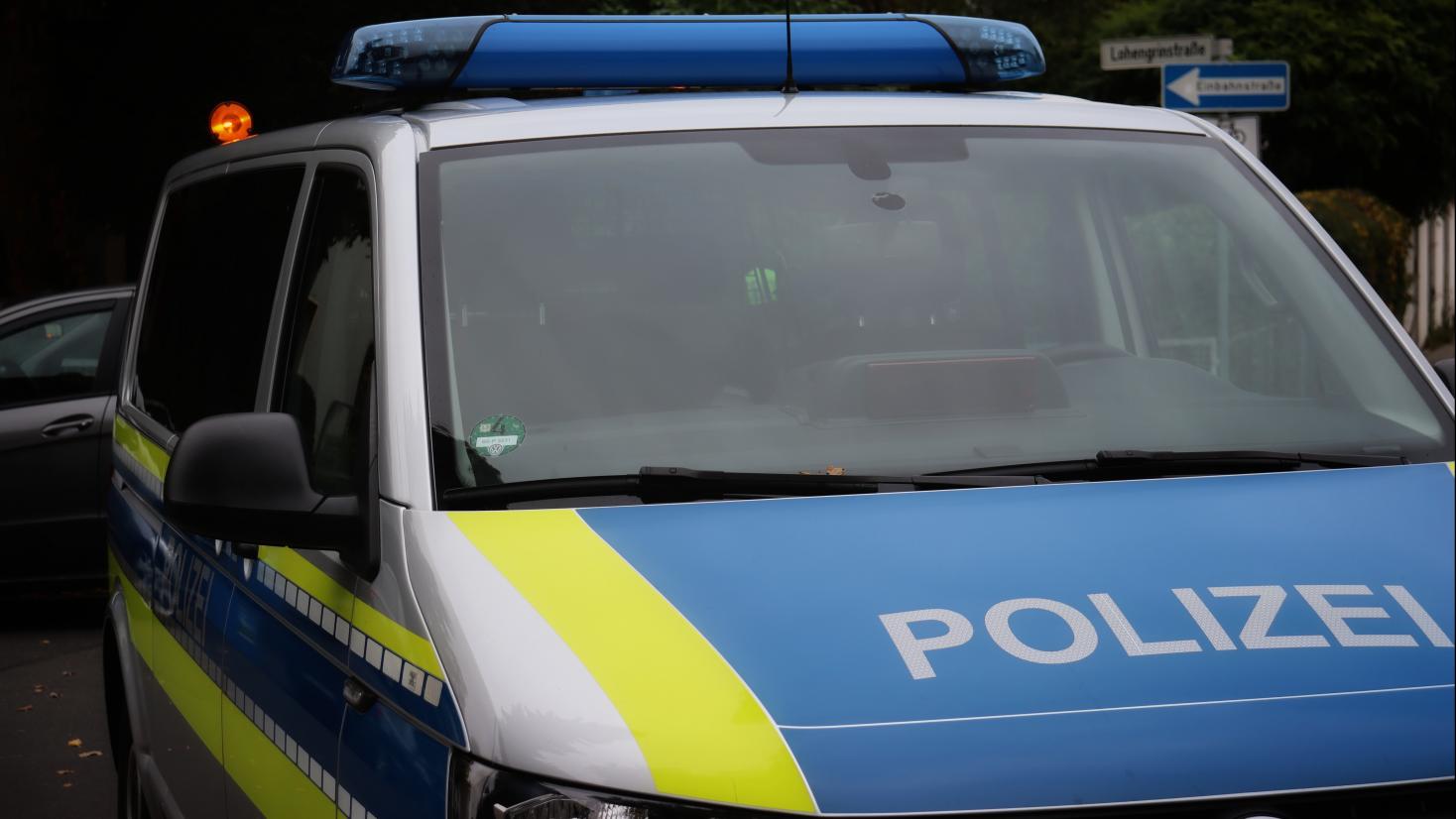 Das Bild zeigt ein Polizeiauto