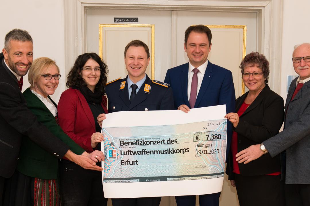 Spende aus Konzert übergeben