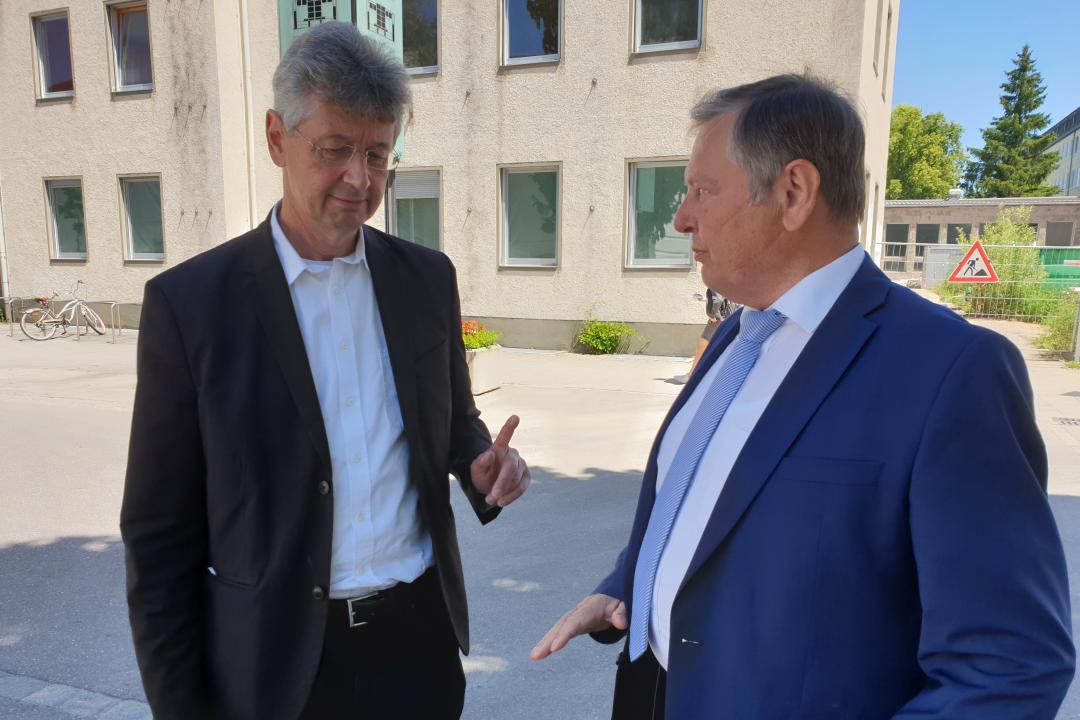 Johann Häusler mit Staatsminister Professor Doktor Michael Piazolo (links im Bild), der am 14. Juni 2021 nach Dillingen kam, um die Josef-Anton-Schneller-Mittelschule sowie den Bonaventura-Schulkomplex zu besuchen.