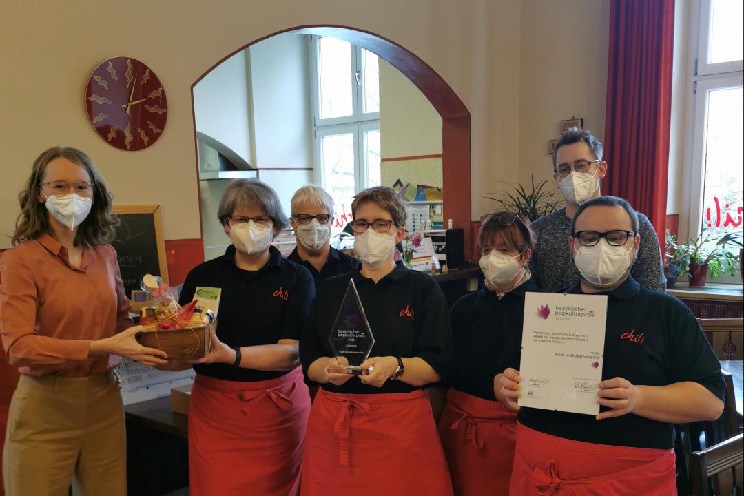 Von links: Eva Lettenbauer, Johanna Pröller-Nitschke (Leiterin der Kunst- und Kulturkneipe), Marianne Ruf (Chili Team), Heike Seiler (Chili Team), Yvonne Dittrich (Chili Team), Christian Hihler (Abteilungsleiter WfbM Regens Wagner), Michael Lommatzsch (Chili Team)