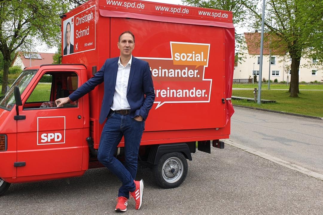 Christoph Schmid mit seiner roten Ape.