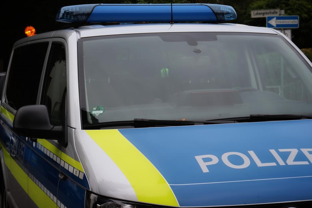 Das Bild zeigt ein Polizeiauto
