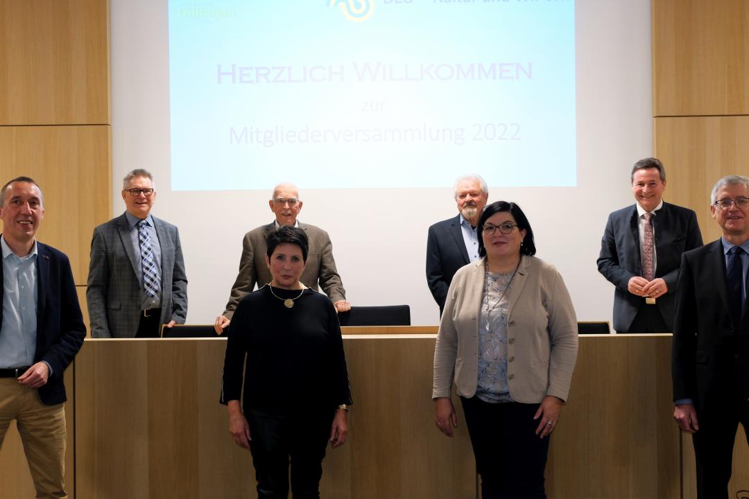 Der alte und neue Vorstand des Vereins Dillingen Kultur und Wir (hintere Reihe von links): Franz Jall, Leonhard Menz, Anton Kapfer und Landrat Leo Schrell, (vordere Reihe von links) Armin Dauser, Claudia Kohout, Geschäftsführerin Lydia Edin und Heinz Gerhards.