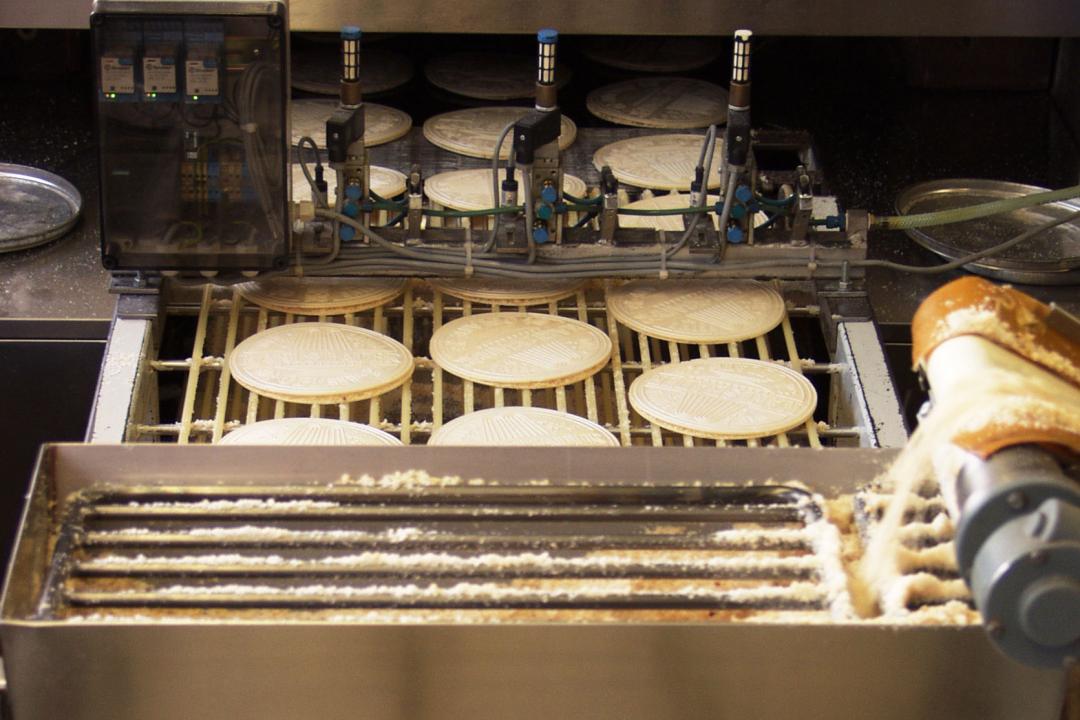 Füllen und Backen der Karlsbader Oblaten.