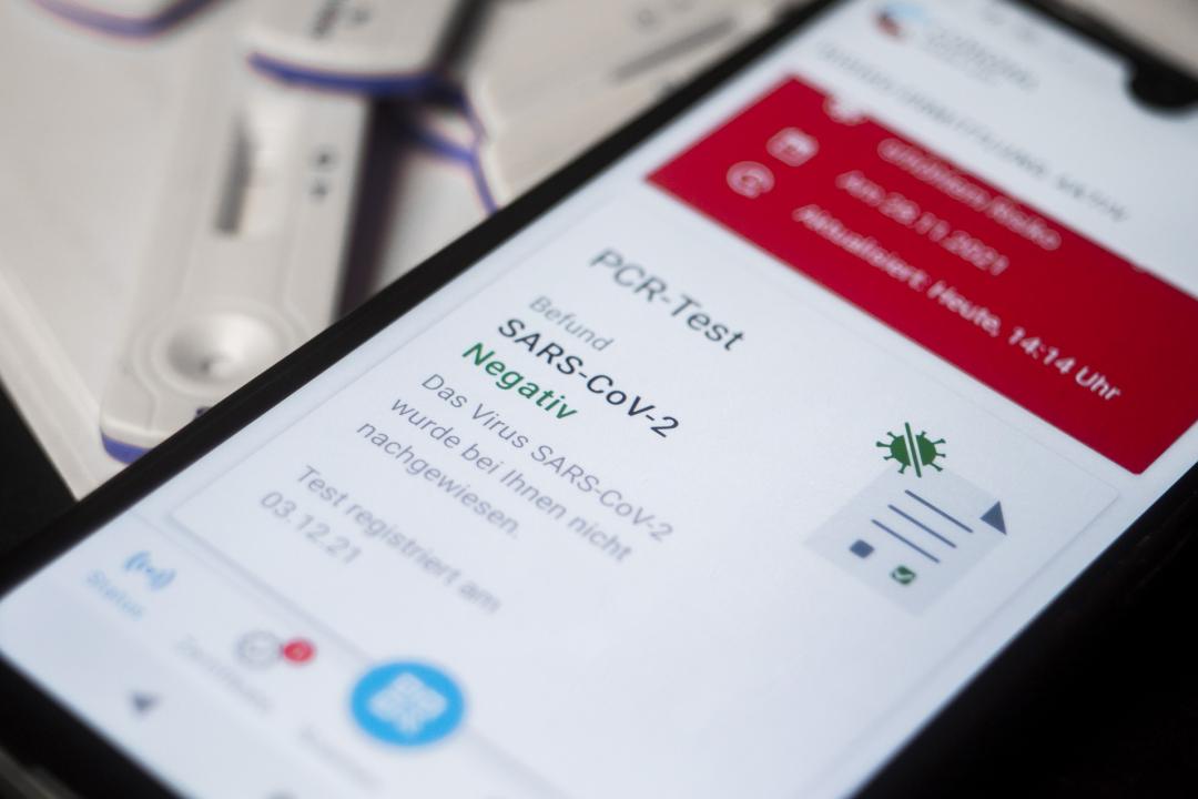 Das Bild zeigt die Corona-Warn-App. 
