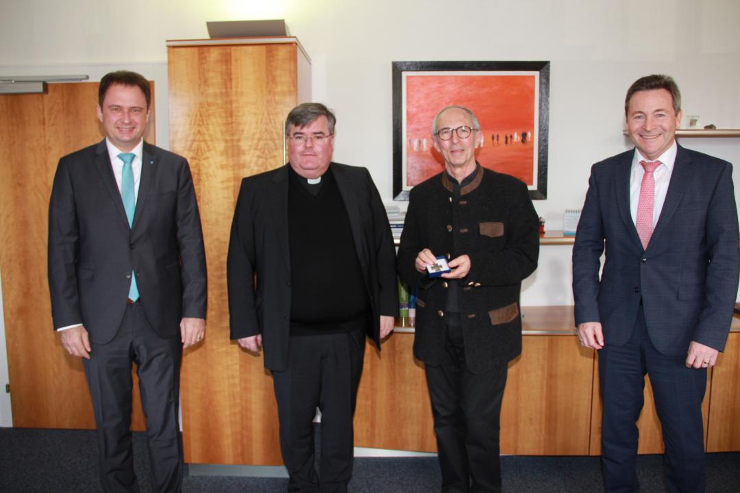 Das Bild zeigt Oberbürgermeister Frank Kunz, Monsignore Harald Heinrich, Monsignore Wolfgang Schneck und Landrat Leo Schrell.