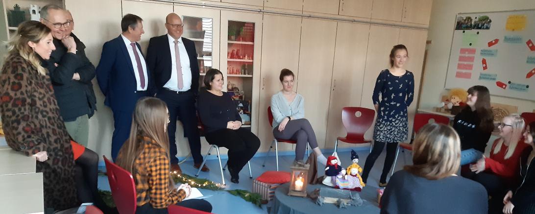 Kultusstaatssekretärin Anna Stolz zu Besuch am grünen Berufsschulzentrum in Höchstädt 