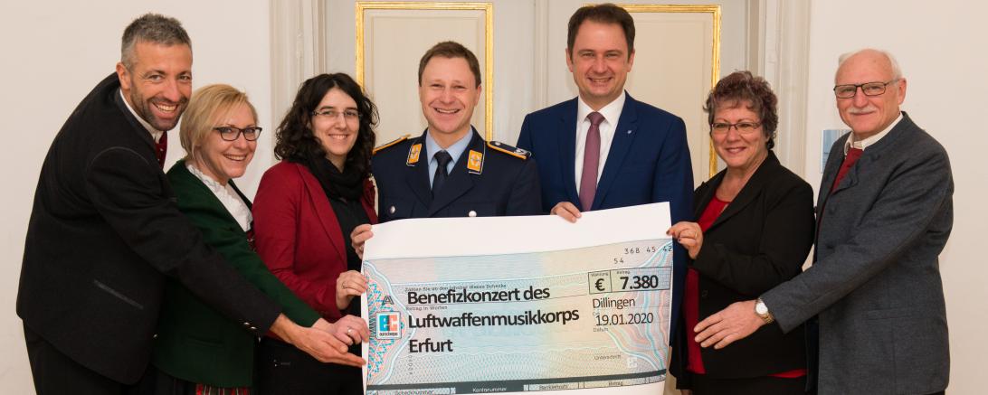 Spende aus Konzert übergeben