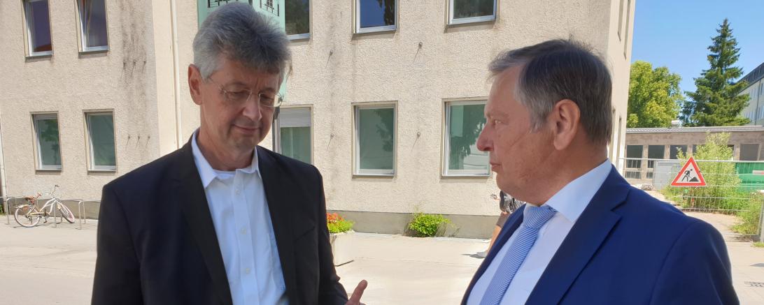 Johann Häusler mit Staatsminister Professor Doktor Michael Piazolo (links im Bild), der am 14. Juni 2021 nach Dillingen kam, um die Josef-Anton-Schneller-Mittelschule sowie den Bonaventura-Schulkomplex zu besuchen.