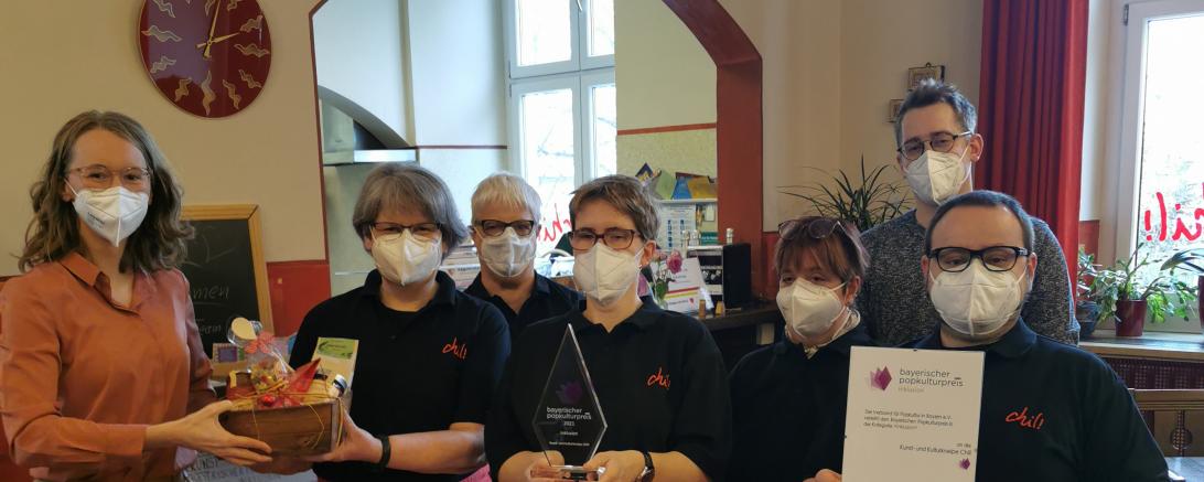 Von links: Eva Lettenbauer, Johanna Pröller-Nitschke (Leiterin der Kunst- und Kulturkneipe), Marianne Ruf (Chili Team), Heike Seiler (Chili Team), Yvonne Dittrich (Chili Team), Christian Hihler (Abteilungsleiter WfbM Regens Wagner), Michael Lommatzsch (Chili Team)