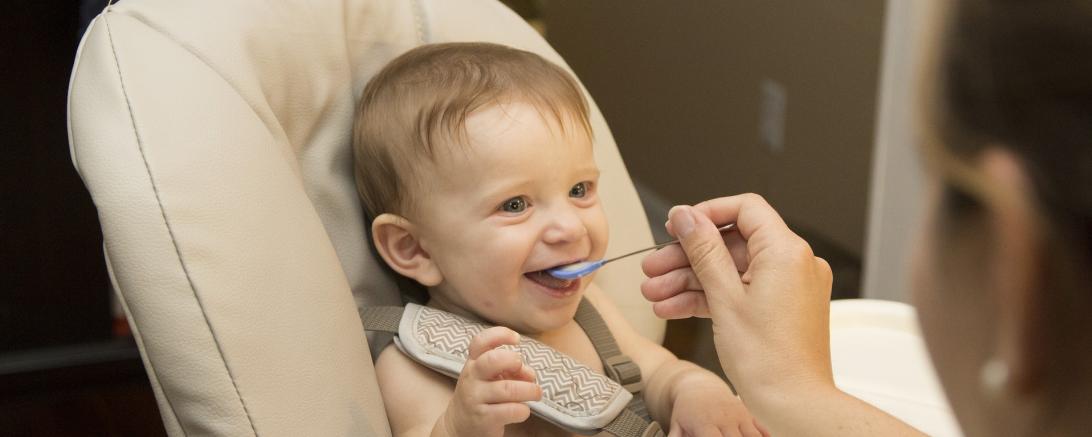 Baby wird gefüttert.