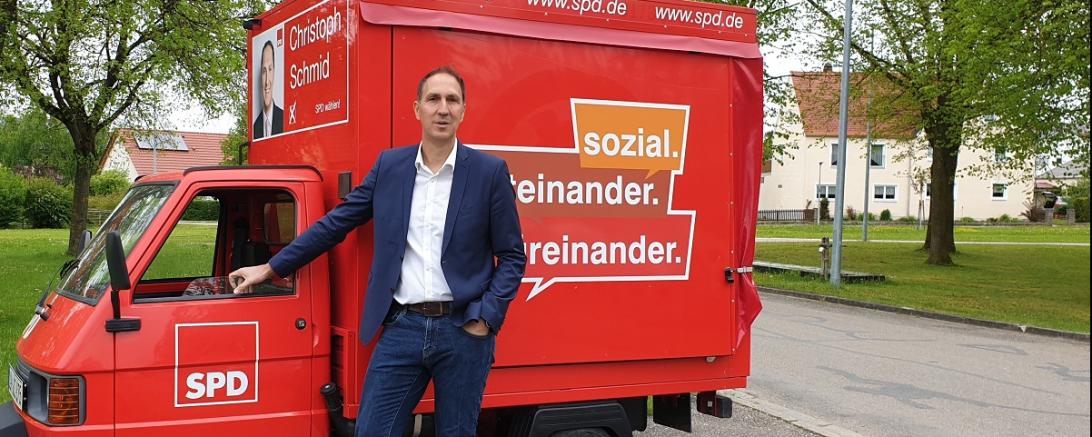 Christoph Schmid mit seiner roten Ape.