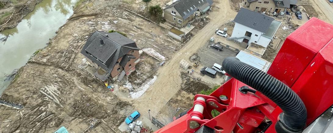 Für die Aufbauarbeiten ist auch die Hebebühne von Jörg Wörle im Einsatz. Von dort oben wird das Ausmaß der Katastrophe nochmals deutlich.