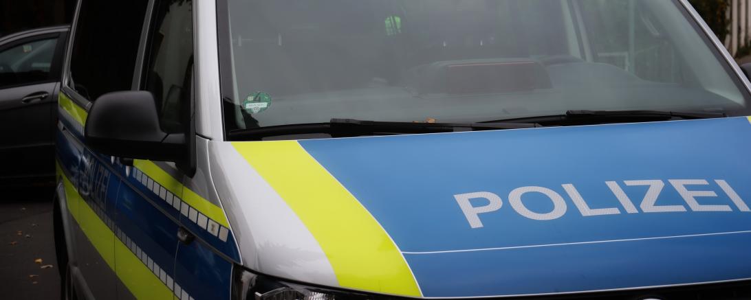 Das Bild zeigt ein Polizeiauto