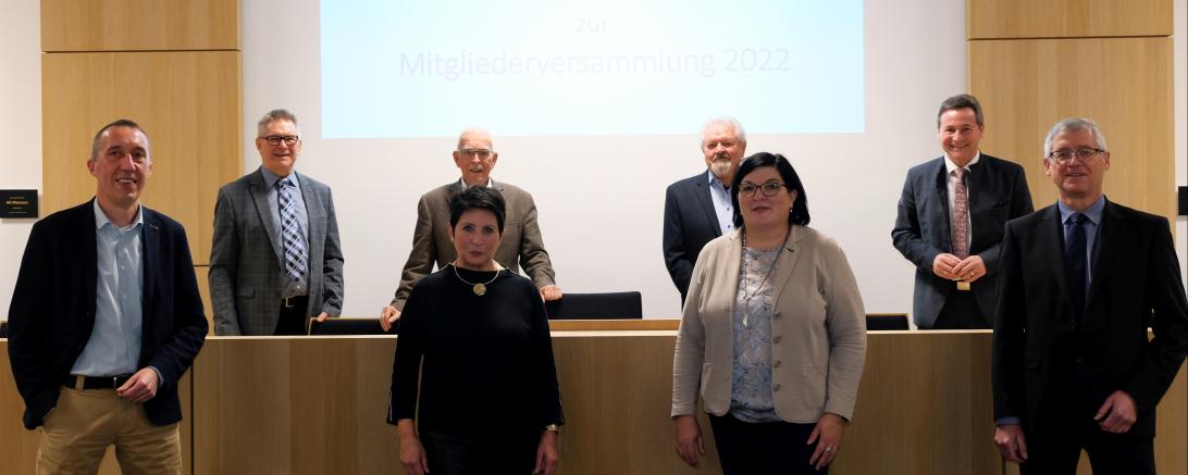 Der alte und neue Vorstand des Vereins Dillingen Kultur und Wir (hintere Reihe von links): Franz Jall, Leonhard Menz, Anton Kapfer und Landrat Leo Schrell, (vordere Reihe von links) Armin Dauser, Claudia Kohout, Geschäftsführerin Lydia Edin und Heinz Gerhards.