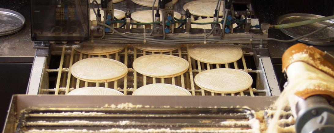 Füllen und Backen der Karlsbader Oblaten.