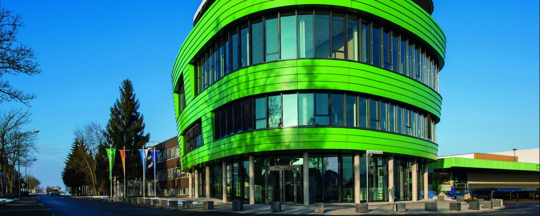 Das Bild zeigt das Firmengebäude der Firma Grünbeck.