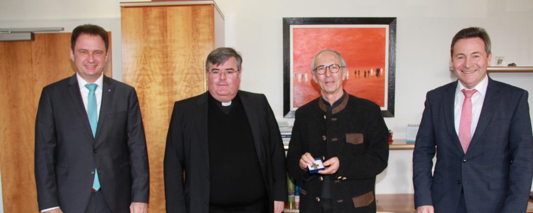 Das Bild zeigt Oberbürgermeister Frank Kunz, Monsignore Harald Heinrich, Monsignore Wolfgang Schneck und Landrat Leo Schrell.