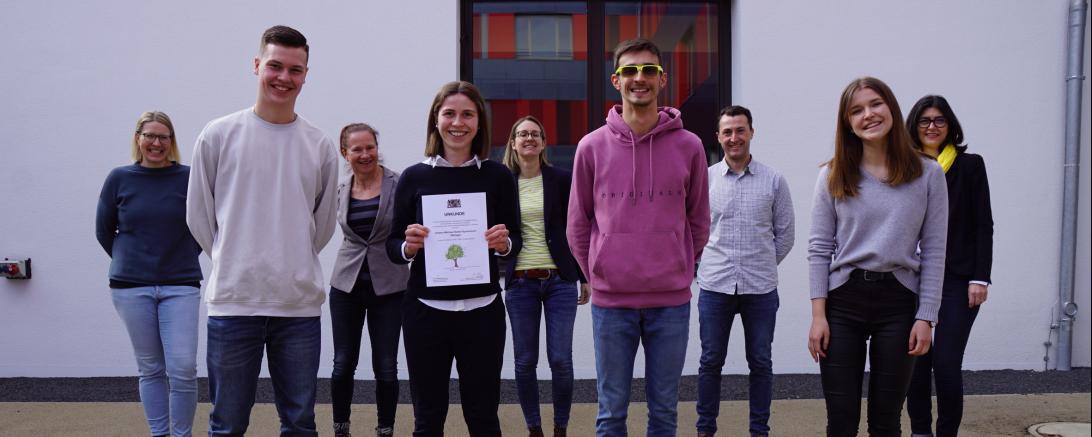 Die Schülersprecher (vordere Reihe) freuen sich mit den Lehrkräften (hintere Reihe) über die Auszeichnung des Kultusministeriums.