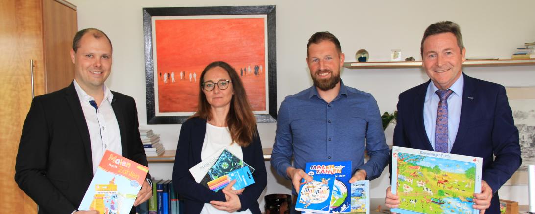 Übergabe einer Auswahl der gespendeten Bücher.